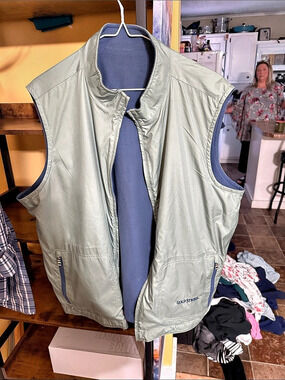 Peter Millar Gold Strike Reversible Vest in Green & Blue